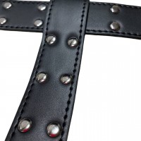 Мужская сбруя черного цвета декорированная заклепками Мужская сбруя черного цвета декорированная заклепками