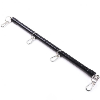 Черная распорка с металлическими карабинами Черная распорка с металлическими карабинами