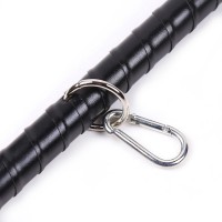 Черная распорка с металлическими карабинами Черная распорка с металлическими карабинами