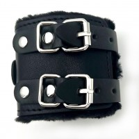 Широкие черные наручники с мехом Широкие черные наручники с мехом