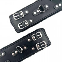 Широкие черные наручники с мехом Широкие черные наручники с мехом