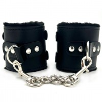 Широкие черные наручники с мехом Широкие черные наручники с мехом