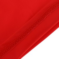 Красная маска для лица с открытыми глазами и ртом