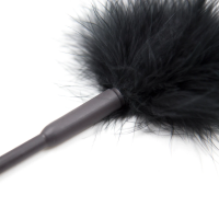 Черный перьевой тиклер со стразом в рукояти 33 см