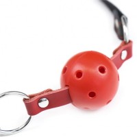 Кляп красный дышащий на ремешке с красной строчкой