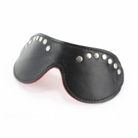 Маска из красной кожи с клепками