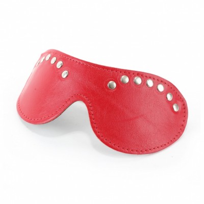 Маска из красной кожи с клепками