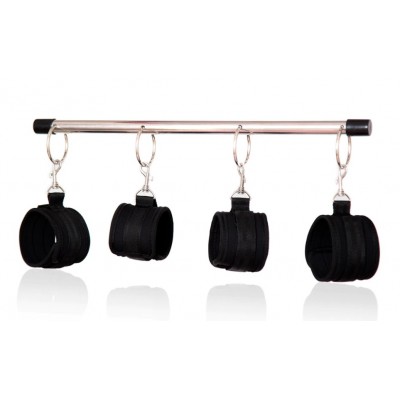 Бондажная распорка с черными наручниками и поножами Бондажная распорка с черными наручниками и поножами