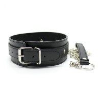 Черный ошейник с заклепками и поводком на цепочке