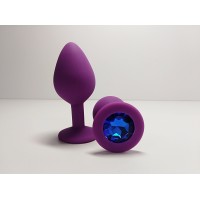 Силиконовая анальная пробка M пурпурная с синим камушком